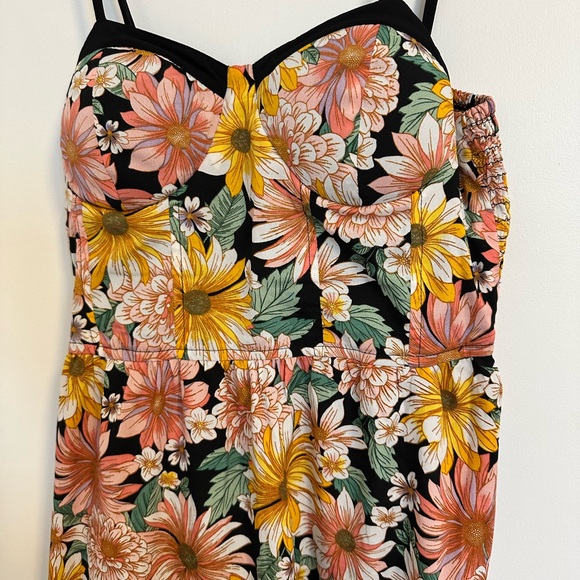 Woman’s Dress Bundle - Picture 4 of 8